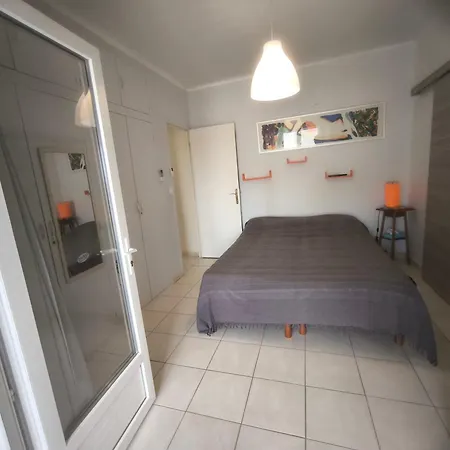 A Moins De 100 M De La A Pied Vila La Londe-les-Maures